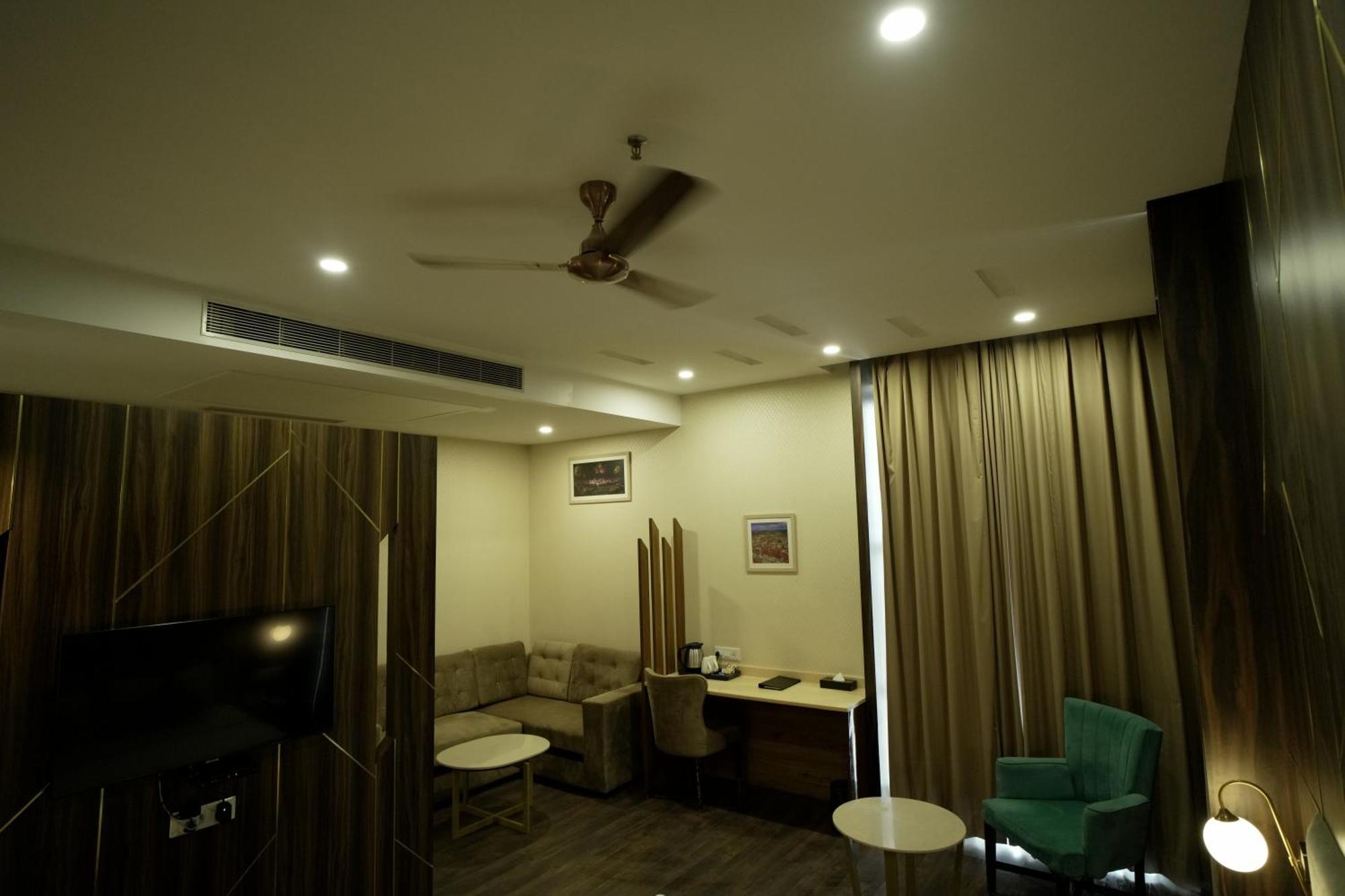 Hotel Krinoscco Ayodhya Extérieur photo